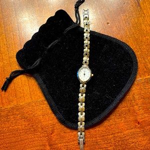 Bulova ladies gold toned bracelet watch. Quartz T8. New battery. Vintage